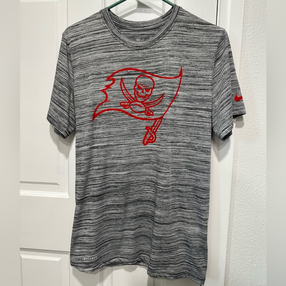 4/$25 Nike Dri-Fit NFL Buccaneers t-shirt in gray. Unisex size small.